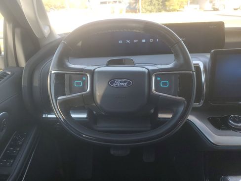 Used 2025 Ford Expedition Platinum image 11