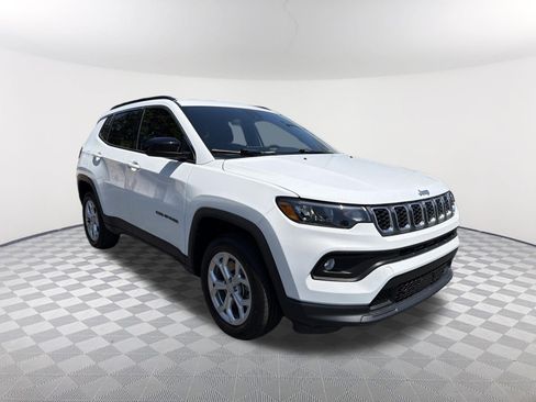 Used 2024 Jeep Compass Latitude AWD/4WD image 3