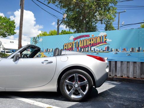 Used 2007 Pontiac Solstice Convertible w/ Premium Package RWD image 8