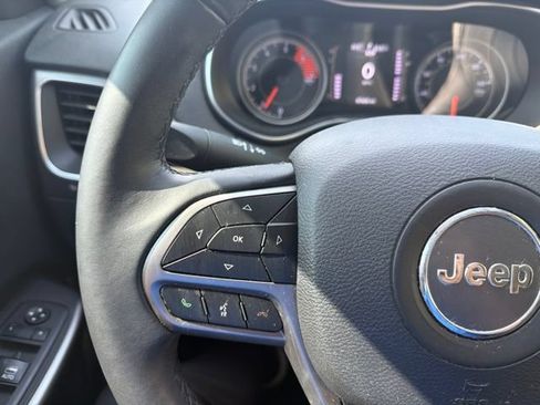 Used 2019 Jeep Cherokee Latitude Plus AWD/4WD image 19