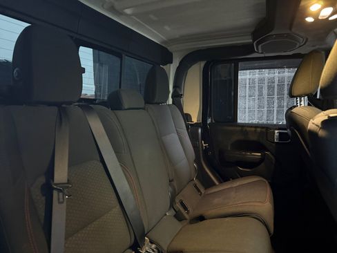 Used 2020 Jeep Gladiator Rubicon image 16