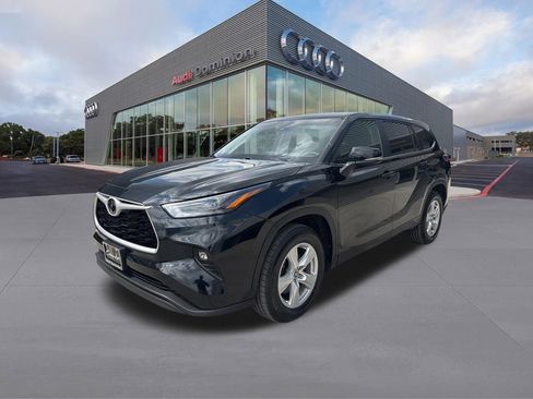 Used 2025 Toyota Highlander LE FWD image 1