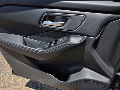 Used 2025 Nissan Rogue SV FWD image 15