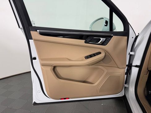 Certified 2026 Porsche Macan AWD/4WD image 19