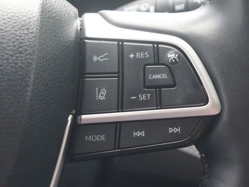Used 2023 Toyota Highlander Limited FWD image 12