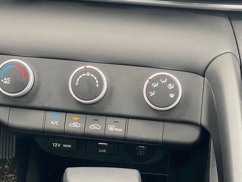 Used 2025 Hyundai Elantra SE FWD image 18