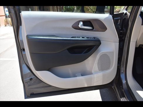 Used 2021 Chrysler Voyager Lxi FWD image 17
