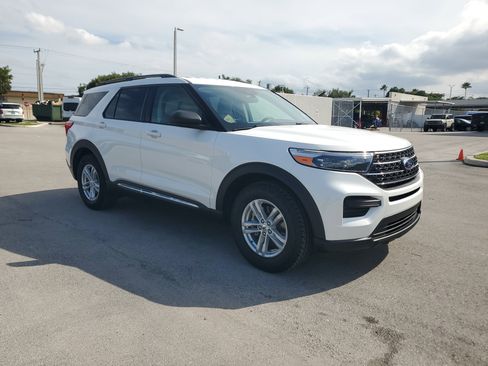 Used 2022 Ford Explorer XLT image 3