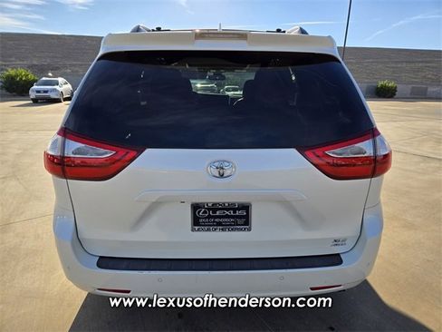 Used 2018 Toyota Sienna XLE w/ XLE Navigation Package image 5