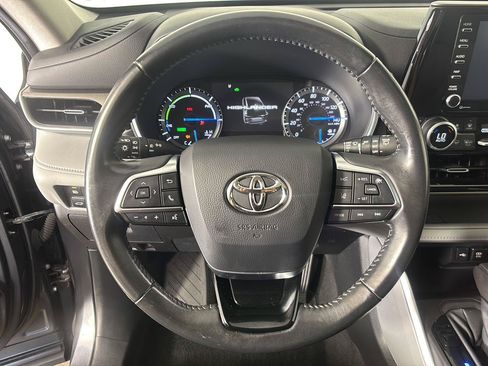 Used 2021 Toyota Highlander XLE AWD/4WD image 30