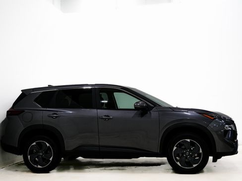 Used 2025 Nissan Rogue SV image 4