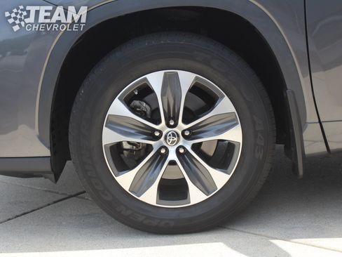 Used 2022 Toyota Highlander XLE AWD/4WD image 34
