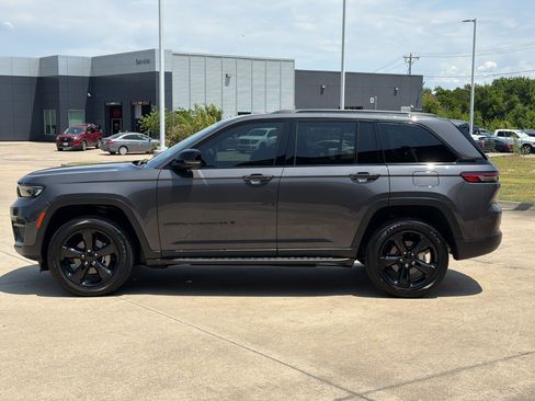 Used 2025 Jeep Grand Cherokee Altitude w/ Trailer Tow Package AWD/4WD image 2