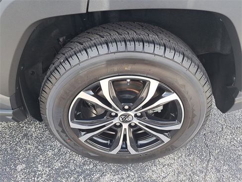 Used 2021 Toyota RAV4 LE image 7