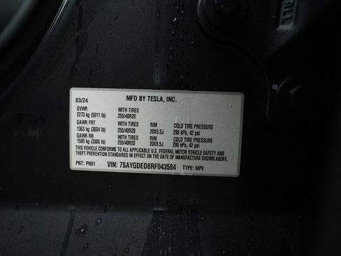 Used 2024 Tesla Model Y 2WD image 30