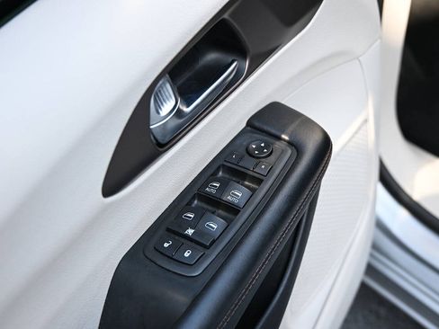 Used 2019 Chrysler Pacifica Touring-L FWD image 13
