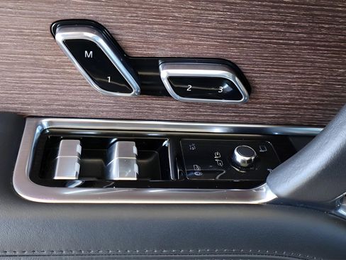 Used 2024 Land Rover Range Rover Long Wheelbase Autobiography image 9