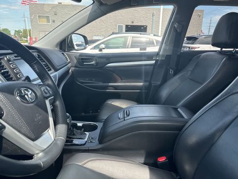 Used 2019 Toyota Highlander AWD V6 image 30