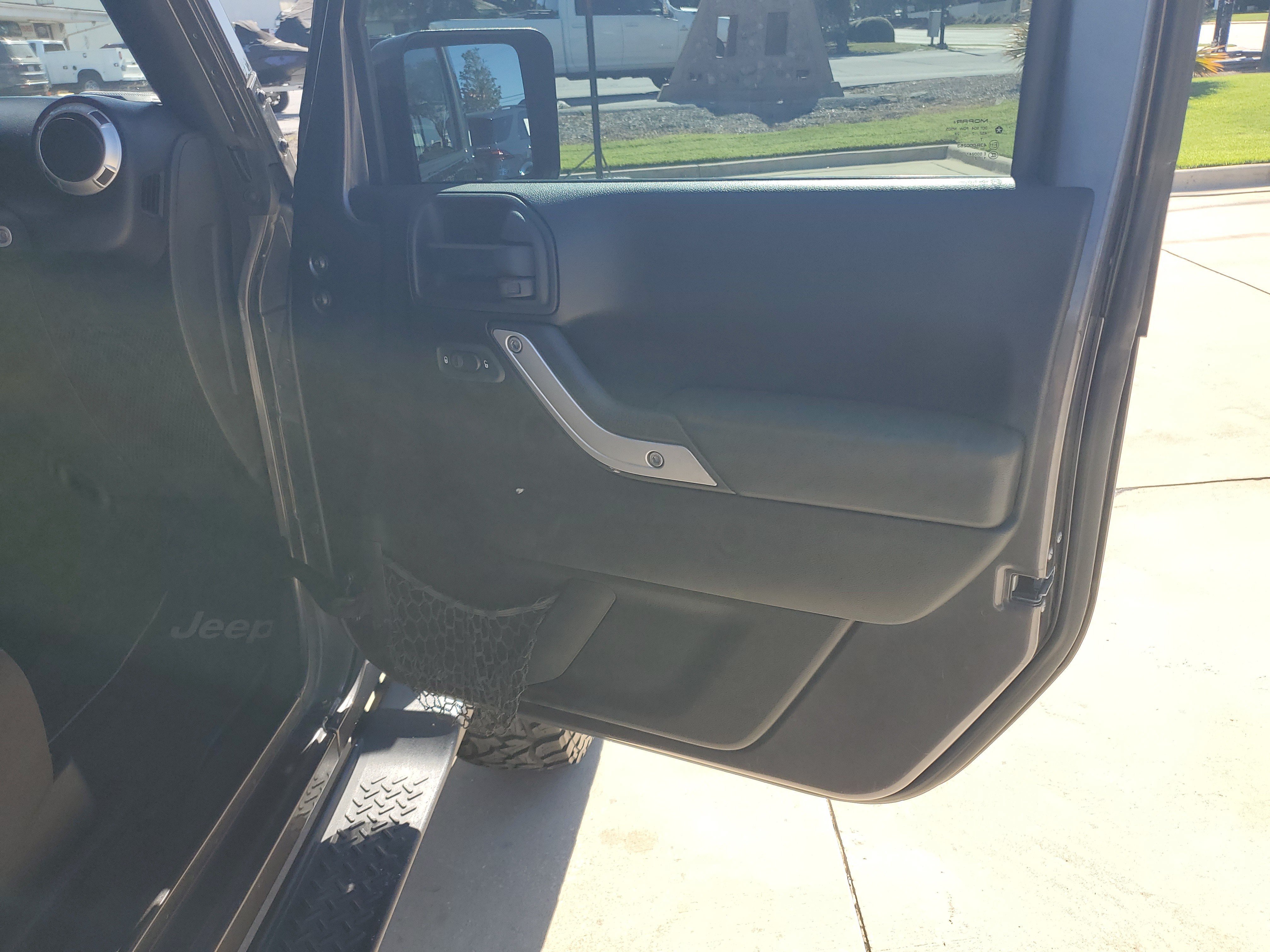 Used 2017 Jeep Wrangler Sahara w/ Connectivity Group AWD/4WD image 25