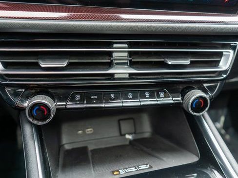 Used 2025 Chevrolet Traverse RS image 32