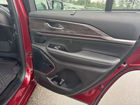 Used 2023 Jeep Grand Cherokee Overland w/ Luxury Tech Group IV AWD/4WD image 10