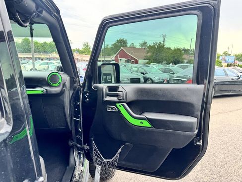 Used 2014 Jeep Wrangler Unlimited Rubicon w/ Dual Top Group AWD/4WD image 22