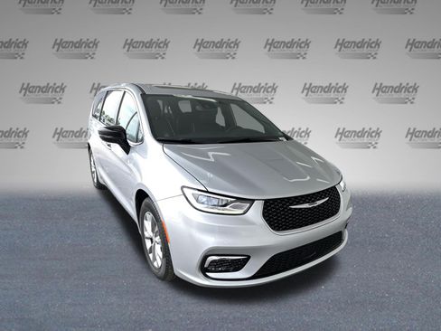 Used 2026 Chrysler Pacifica Limited FWD image 3
