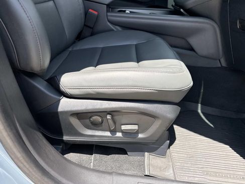 Used 2025 Ford Explorer Active w/ Active Comfort Package RWD image 11