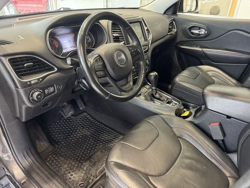 Used 2019 Jeep Cherokee Trailhawk image 9
