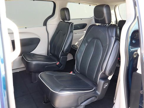 Used 2023 Chrysler Pacifica Limited FWD image 9