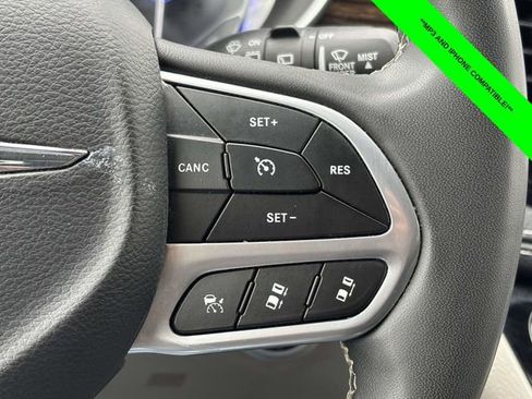 Used 2023 Chrysler Pacifica Limited FWD image 15