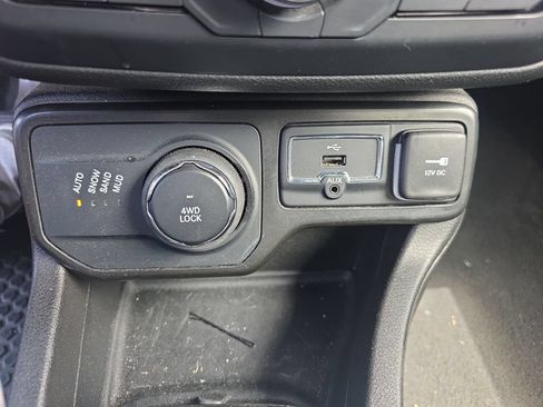 Used 2023 Jeep Renegade Latitude AWD/4WD image 19
