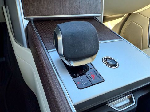 Used 2025 Land Rover Range Rover Long Wheelbase SE image 30