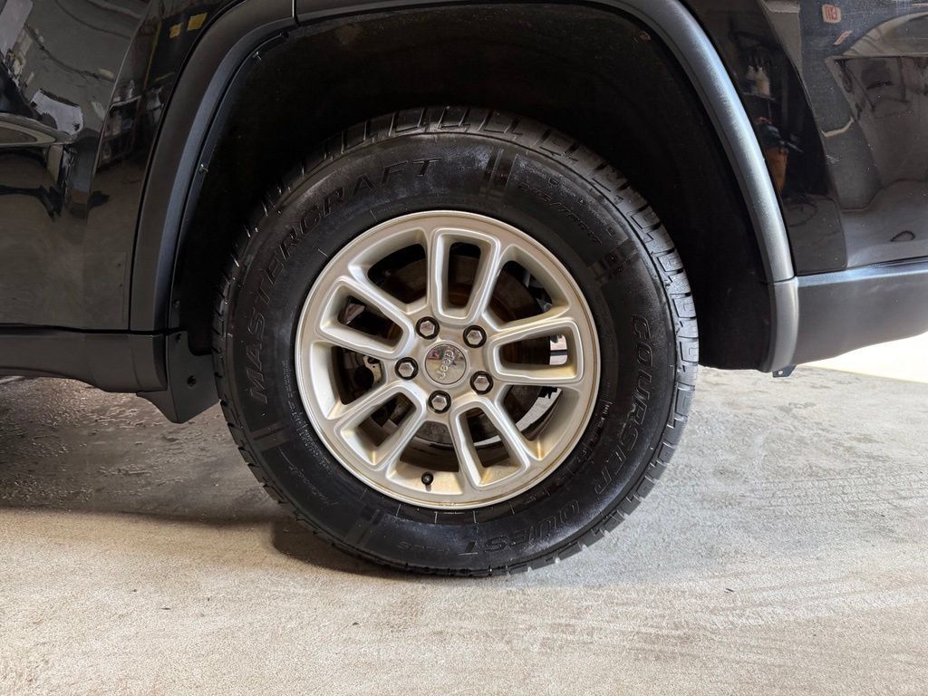 Certified 2020 Jeep Grand Cherokee Laredo AWD/4WD image 37