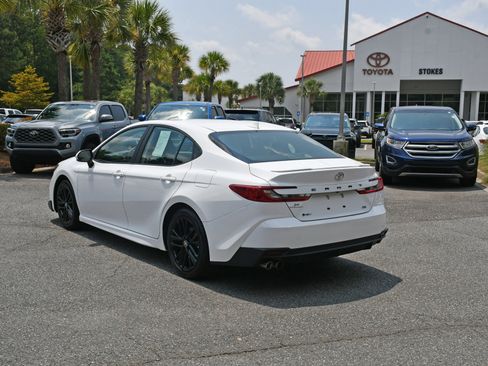 Used 2025 Toyota Camry SE FWD image 3