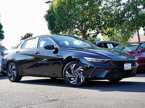 Certified 2025 Hyundai Elantra Sport FWD image 2