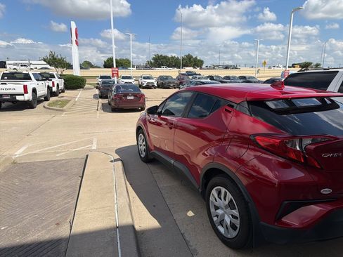 Used 2020 Toyota C-HR LE FWD image 5