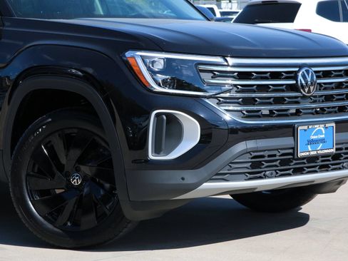 Certified 2026 Volkswagen Atlas SE FWD image 2