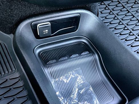 New 2025 Chrysler Voyager LX image 17