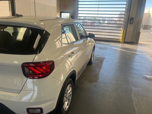 Used 2023 Hyundai Venue SE image 9