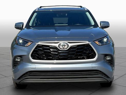 Used 2022 Toyota Highlander XLE FWD image 4