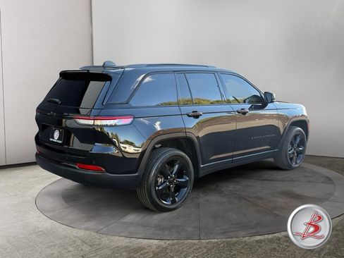 Used 2023 Jeep Grand Cherokee Altitude image 7