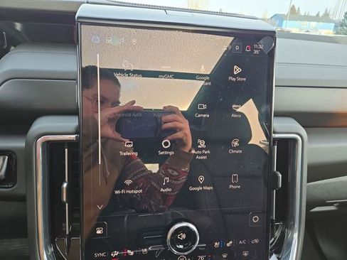 Used 2025 GMC Yukon XL Denali w/ Denali Reserve Package image 28