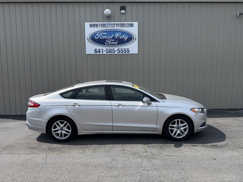 Used 2015 Ford Fusion SE FWD image 6