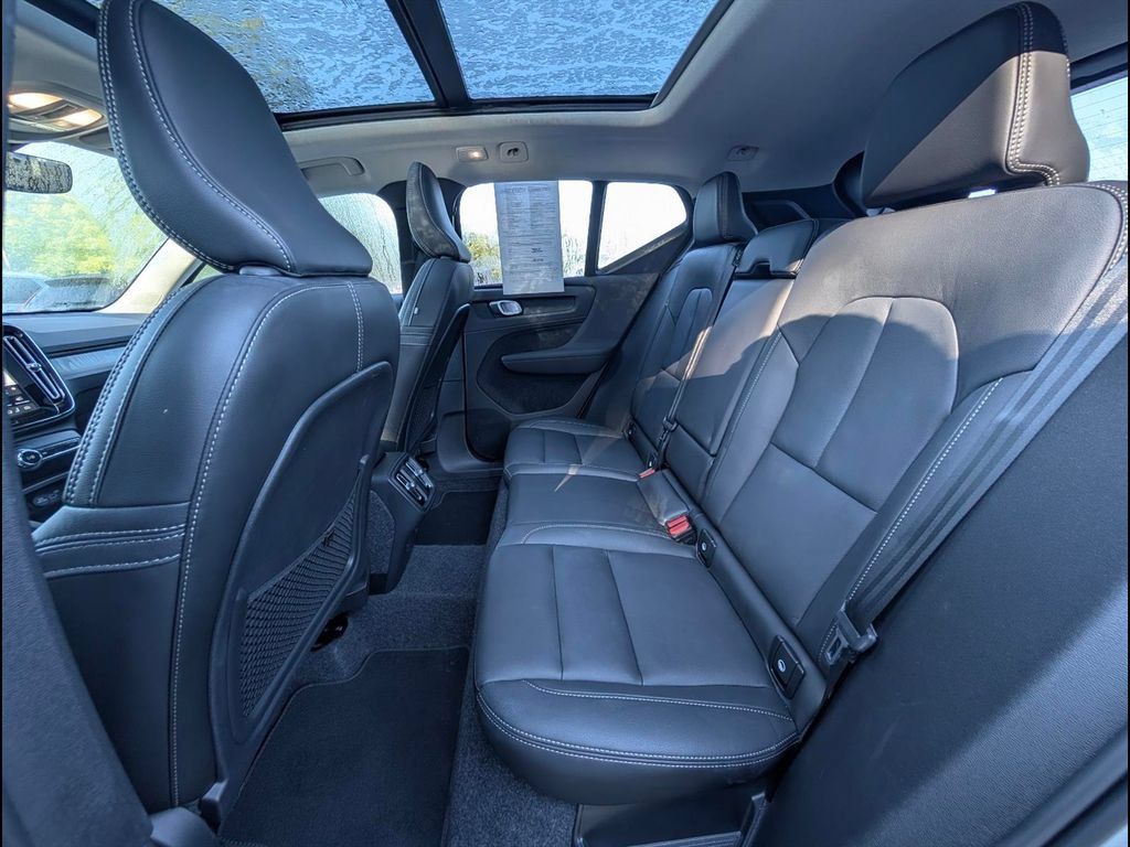Certified 2026 Volvo XC40 B5 Plus AWD/4WD image 17