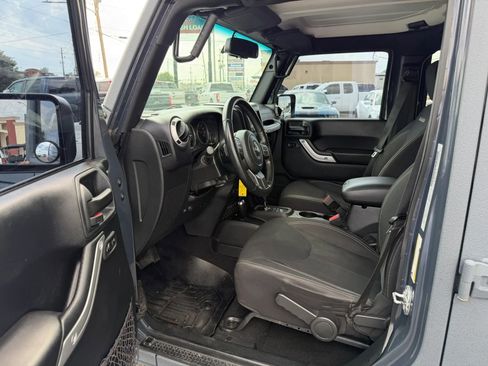Used 2016 Jeep Wrangler Unlimited Sahara w/ Connectivity Group AWD/4WD image 4