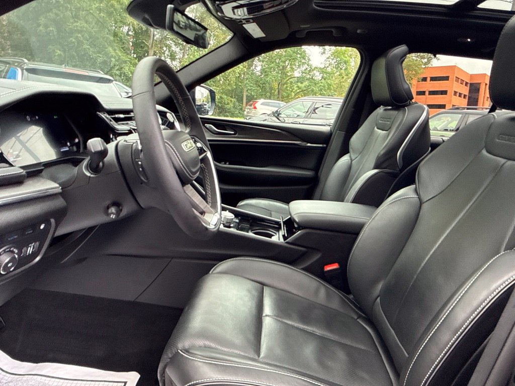 Used 2023 Jeep Grand Cherokee Overland w/ Luxury Tech Group IV AWD/4WD image 9
