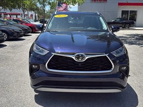 Used 2023 Toyota Highlander Platinum FWD image 2