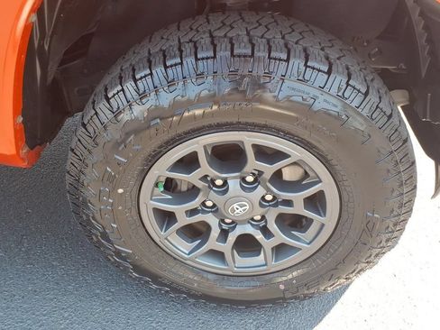 Used 2018 Toyota Tacoma SR5 AWD/4WD image 12