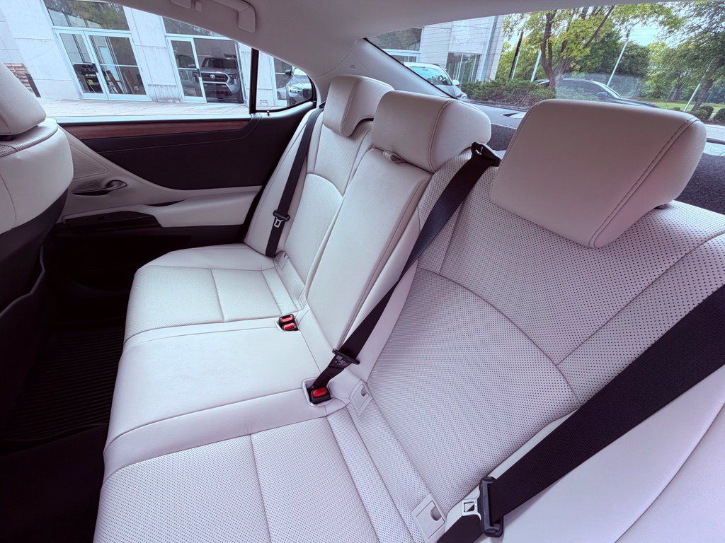 Certified 2025 Lexus ES 300h w/ Premium Package FWD image 15